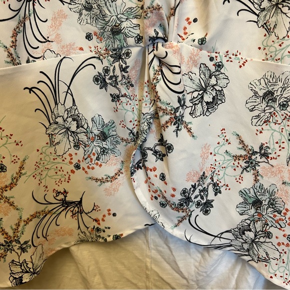 White floral sleeveless top - Picture 3 of 4